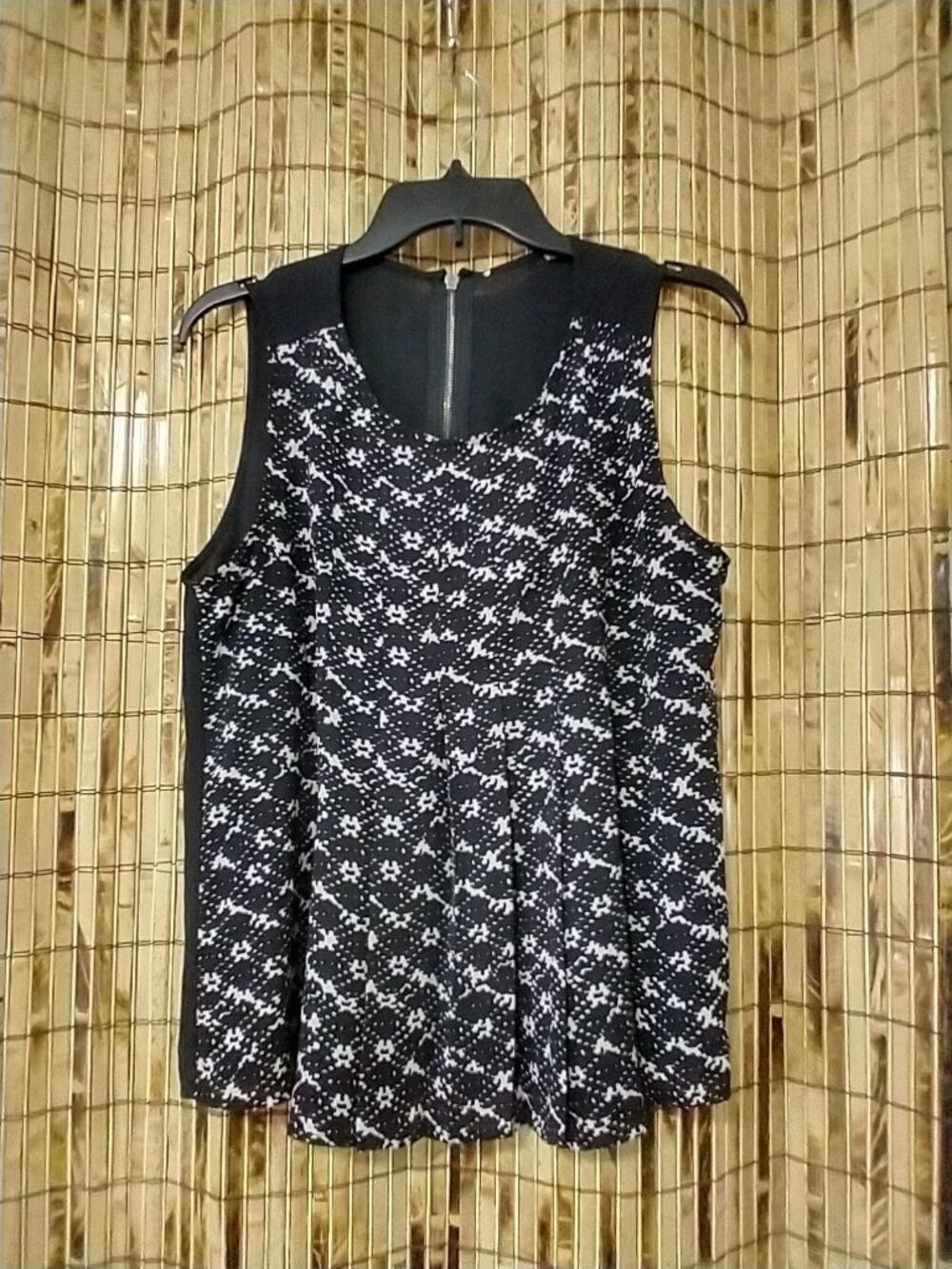 Black White Patterned Sleeveless Blouse Exposed Back Zip Top